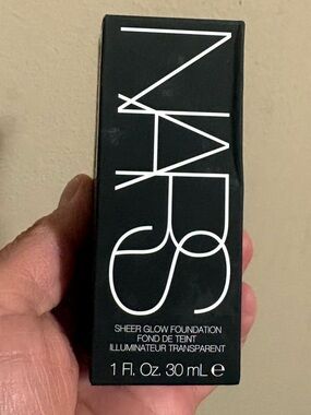 NARS Sheer Glow Foundation - 1 fl oz - MEDIUM 2.5 SAHEL, Brand New Never Used.